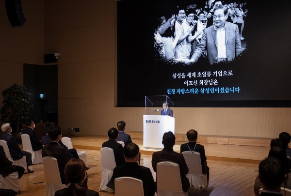 2일 삼성전자 창립기념일(11월 1일)을 맞아 수원 삼성 디지털시티에서 열린 창립 51주년 기념식에서 김기남 삼성전자 부회장이 개회사를 하고 있다. (사진=삼성전자)