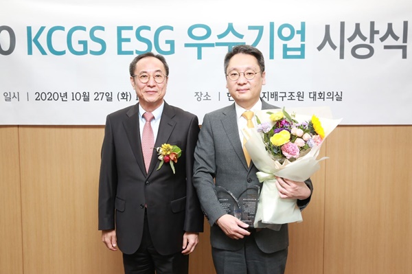 이준호 JB금융지주 상무(오른쪽)가 지난달 27일 한국거래소 신관에서 열린 '2020 ESG 우수기업 시상식'에서 신진영 한국기업지배구조원 원장(왼쪽)으로부터 'ESG 우수기업상'을 받는 모습. (사진=JB금융지주)