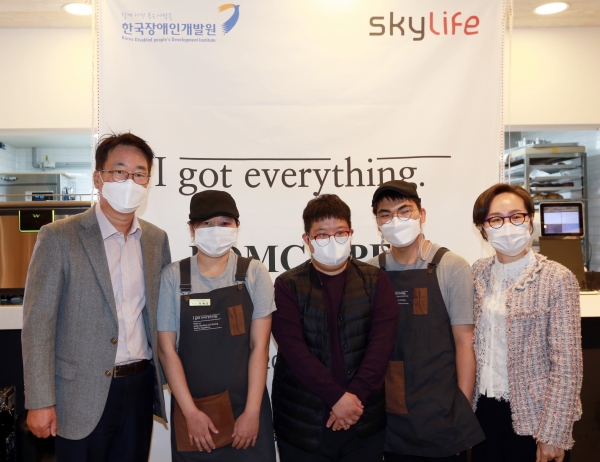 아이갓에브리씽 개소식 사진. (왼쪽부터) 홍기섭 KT스카이라이프 부사장, 정혜인, 김영일, 우지훈 아이갓에브리씽 장애인 바리스타, 최경숙 한국장애인개발원장. (사진=KT스카이라이프)