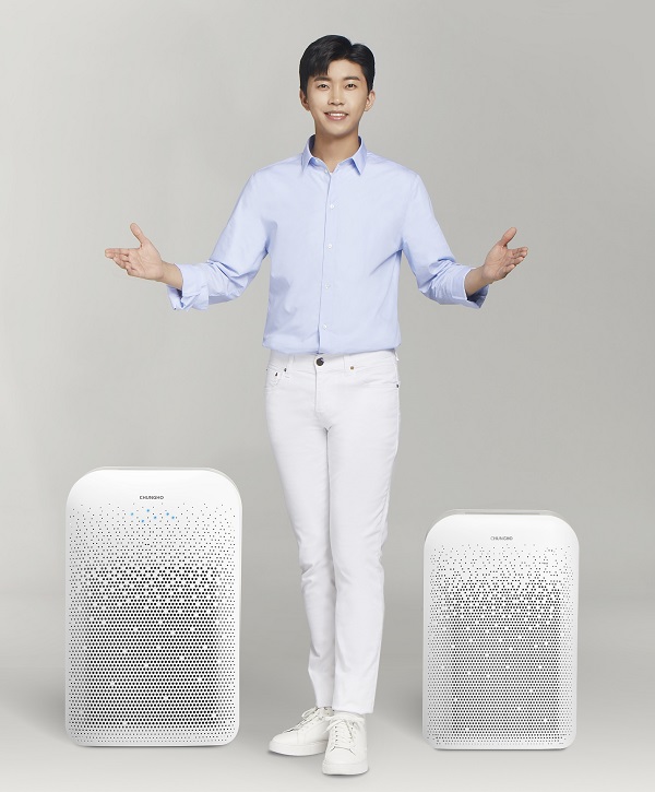 청호 공기청정기 'A600'(좌), 'A600S'(우)와 모델 임영웅 (사진=청호나이스)