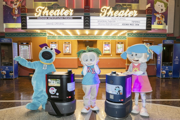 모델들이 KT 자율주행 방역 서비스를 제공하는 '캠피온'을 중심으로 포즈를 취하고 있는 모습. (사진=KT)