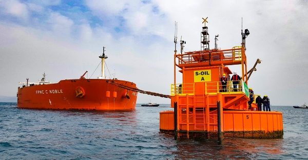 울산시 울산신항 앞 해상에 설치된 에쓰오일 제2원유하역시설에 대형 유조선이 접안해 원유를 하역하고 있다. (사진=에쓰오일)