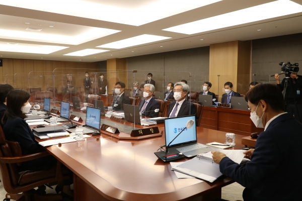 이주열 한국은행 총재(가운데)가 14일 오전 서울 중구 한국은행에서 열린 금융통화위원회 본회의에서 회의를 주재하고 있다. (사진=한국은행)