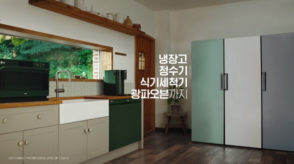 LG전자가 4일 새로운 공간 인테리어 가전 Objet Collection(오브제컬렉션)의 15개 알파벳마다 의미를 부여한 15편의 영상을 LG 오브제컬렉션 브랜드 사이트에 공개했다. 사진은 조이플(Joyful)편에서 집안 전체 인테리어와 조화를 이루는 다양한 LG 오브제컬렉션의 모습. (사진=LG전자)