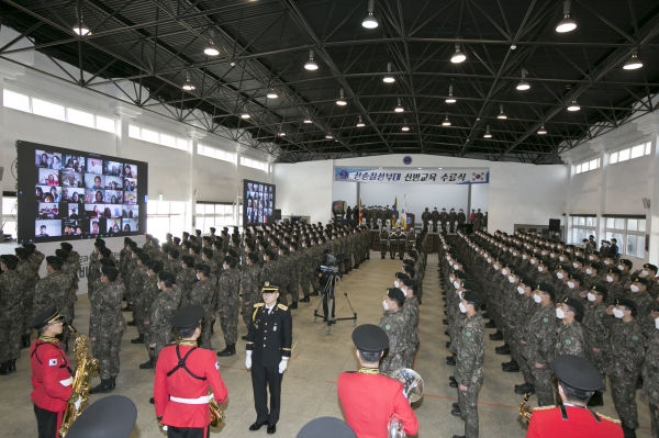 육군 7사단 신병 교육 수료식 중 육군 7사단 신병이 가족과 비대면 만남을 진행하고 있다. (사진=KT)