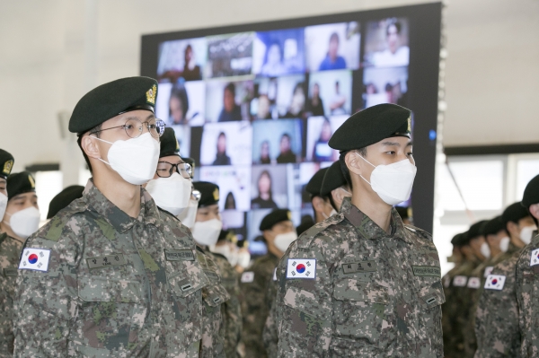 육군 7사단 신병 교육 수료식 중 육군 7사단 신병이 가족과 비대면 만남을 진행하고 있다. (사진=KT)