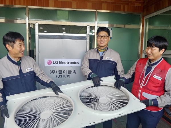 LG전자는 협력사가 생산성을 높일 수 있는 다양한 아이디어를 제안하고 이를 공동으로 개발해 생산현장에 적용할 수 있도록 '협력사 아이디어 제안제도'를 운영하고 있다. 금아금속 직원들이 협력사 아이디어 제안제도를 통해 LG전자와 함께 개발한 부품을 소개하고 있다. (사진=LG전자)