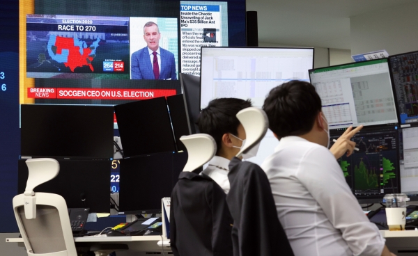 서울 여의도 KB국민은행 딜링룸 모니터에 미국 대선 관련 뉴스가 나오고 있다. (사진=연합뉴스)