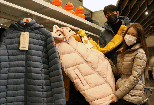 5일 서울 서초구 반포동 신세계백화점 강남점 4층 '세이브더덕' 임시매장에서 모델들이 비건 패딩을 소개하고 있다. (사진=신세계백화점) 