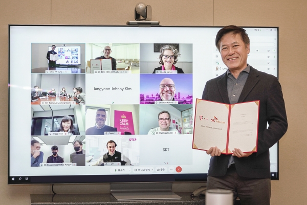 지난 6일 오후 SK텔레콤 서울 을지로 본사 회의실에서 박정호 사장과 팀 회트게스 도이치텔레콤 회장(화면 첫줄 두번째)이 영상회의를 통해 '5G 기술 합작회사' 설립 최종 계약을 체결했다. (사진=SK텔레콤)