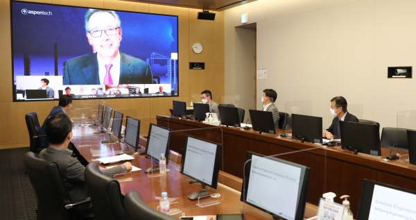 최성안 삼성엔지니어링 사장(사진 우측에서 첫 번째)과 안토니오 피에트리 아스펜테크社 사장(영상 인물)이 온라인 화상시스템을 통해 비대면으로 업무협약(MOU) 서명을 하고 있다. (사진= 삼성엔지니어링)