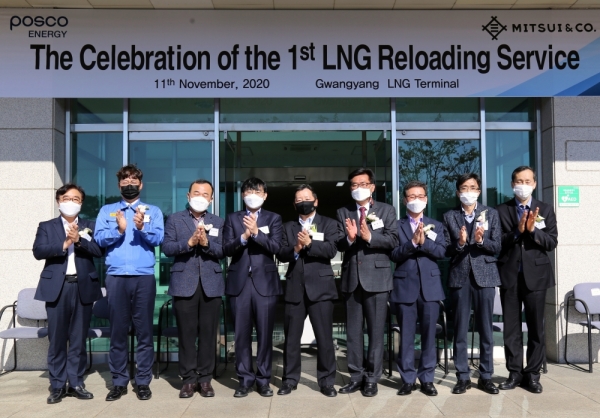 (사진 왼쪽부터 첫번째) 김용중 포스코에너지 가스사업실장, (세번째) 전보현 광양시청 국장, (다섯번째) 모리야마 日 미쓰이물산 한국법인 대표가 전남 광양시에 위치한 포스코에너지 광양 LNG터미널에서 '천연가스 반출입 사업개시 기념식'에 참석해 기념촬영을 하고 있다. (사진=포스코에너지)