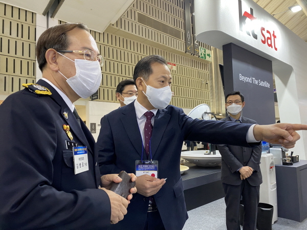 '2020 국제해양·안전대전' 개최일 첫 날인 11일 이원호 KT SAT 사업총괄(오른쪽)이 김병로 해양경찰청 차장에게 해상 및 항공에서 활용되는 위성통신 솔루션을 설명하고 있다. (사진=KT SAT)