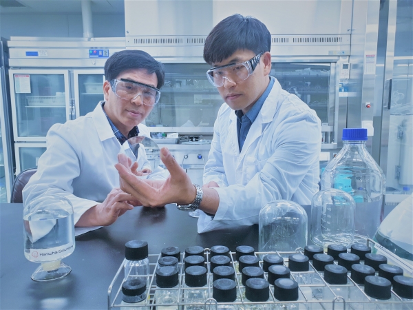 한화솔루션이 양산을 시작한 고부가가치 화학소재 자일릴렌 디이소시아네이트(XDI) (사진=한화솔루션)