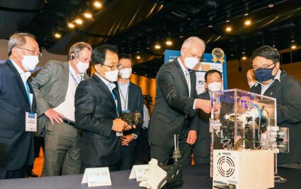 알버트 비어만 현대·기아자동차 연구개발본부 본부장이 협력사 신기술 전시물을 살펴보고 있는 모습. (사진= 현대 기아차)