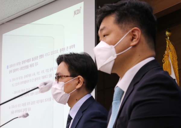 조덕상 한국개발연구원(KDI) 경제전망실 전망총괄(왼쪽)과 정규철 경제전망실장이 10일 오전 세종시 정부세종청사에서 2020년 하반기 KDI 경제전망 브리핑을 하고 있다.(사진=연합뉴스)