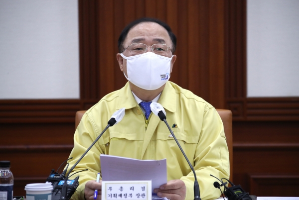 홍남기 경제부총리 겸 기획재정부 장관이 12일 오전 정부서울청사에서 열린 제19차 비상경제 중앙대책본부회의 겸 제219차 대외경제장관회의를 주재하고 있다.(사진=연합뉴스)