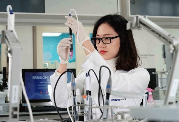 삼성바이오에피스 연구원이 바이오시밀러(바이오의약품 복제약)를 개발하고 있다. (사진=삼성바이오에피스) 