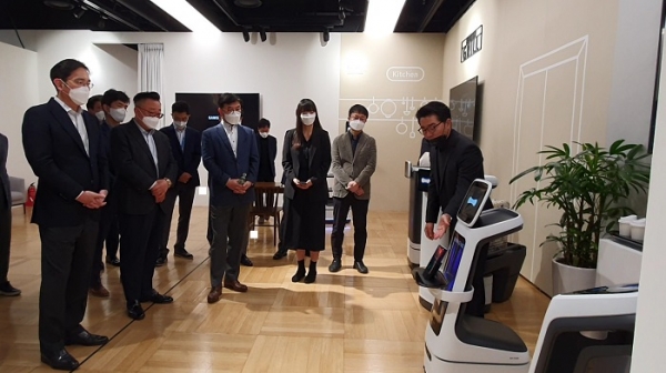 이재용 삼성전자 부회장(왼쪽에서 첫번째)이 서빙·배달·안내 등이 가능한 로봇을 살펴보고 있는 모습 (사진=삼성전자)