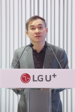 서울 용산사옥 1층 다목적홀 'U+Seer 라운지'에서 열린 임원·담당 워크숍에서 하현회 부회장이 사업구상을 밝히고 있다. (사진=LG유플러스)