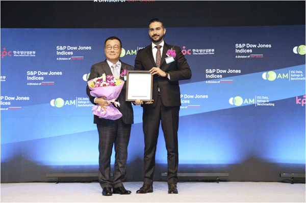 박헌영 LG생활건강 대외협력부문 전무(왼쪽)가 지난해 10월 서울 중구 장충동 서울신라호텔에서 2019 다우존스 지속가능경영지수(DJSI) 인증서를 받고 있다. (사진=LG생활건강) 