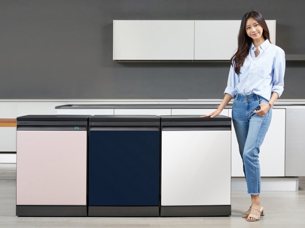 삼성전자 모델이 수원 삼성전자 디지털시티 프리미엄하우스에서 차별화된 세척 성능에 디자인 혁신을 더한 '비스포크(BESPOKE) 식기세척기' 제품을 소개하고 있다. (사진=삼성전자)