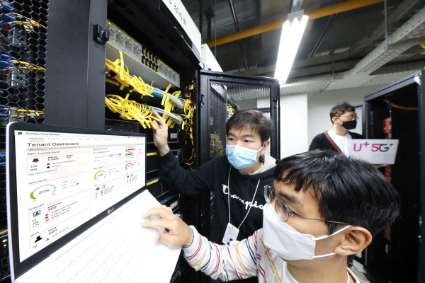 LG유플러스 직원들이 마곡사옥에 마련된 5G 코어 장비를 살펴보고 있는 모습. (사진=LG유플러스)