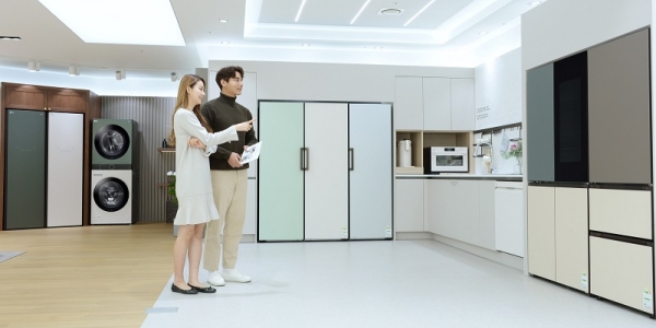 17일 서울 강동구 길동에 위치한 LG베스트샵 강동본점을 찾은 고객들이 공간 인테리어 가전 LG 오브제컬렉션(LG Objet Collection)을 살펴보고 있다. (사진=LG전자)