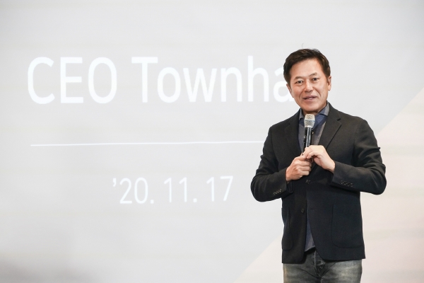 박정호 SK텔레콤 사장이 지난 17일 오후 SK텔레콤 본사 수펙스홀에서 열린 '온오프라인 타운홀'에서 일하는 방향 혁신에 대해 토론하고 있다. (사진=SK텔레콤)