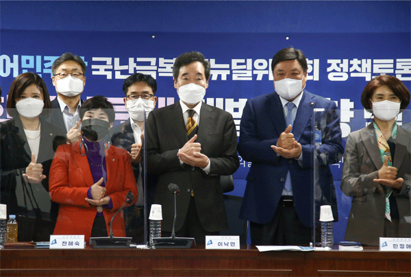 이낙연 더불어민주당 대표(가운데)와 서정진 셀트리온 회장(오른쪽 둘째) 등이 17일 오후 서울 여의도 국회 의원회관에서 열린 '코로나19 항체치료제 개발 동향 및 임상결과 토론회'에 참석해 기념사진을 찍고 있다. (사진=연합뉴스) 