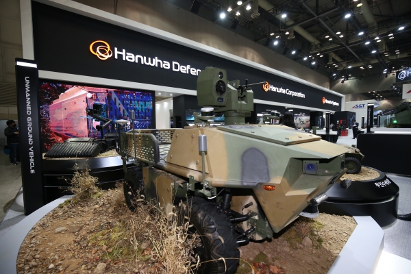 한화디펜스가 개발한 다목적 무인차량이 18일 대한민국방위산업전(DX Korea 2020)한화 통합전시관에 전시돼있다. (사진=한화)