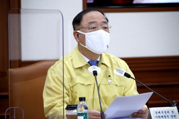 홍남기 경제부총리 겸 기획재정부 장관이 19일 정부서울청사에서 열린 '제5차 한국판 뉴딜 관계장관회의 겸 제20차 비상경제 중앙대책본부 회의'를 주재하고 있다. (사진=연합뉴스)