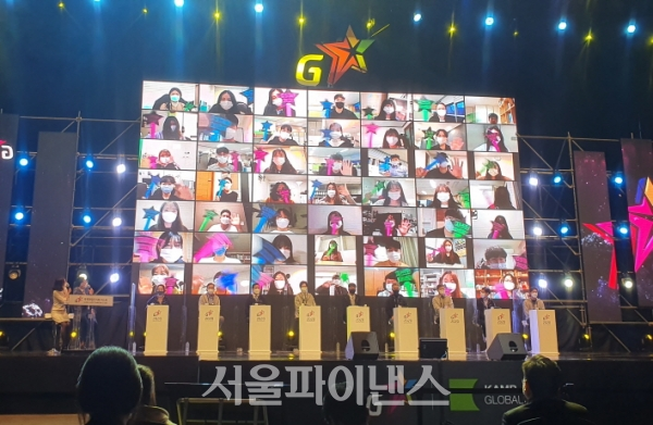 국제게임전시회 '지스타 2020'이 19일 부산 벡스코에 준비된 특설 무대에서 대단원의 막을 올렸다. 개막식은 특설무대에서 9명의 주요 내빈이 참가한 가운데 랜선 참가자(약 50여명)이 함께 했다. (사진=이호정 기자)