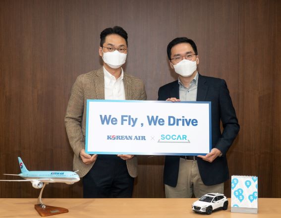 위현종 쏘카 부사장(오른쪽)과 장성현 대한항공 ITMKT 부문 부사장(왼쪽)이 업무 협약을 체결했다. (사진= 쏘카)
