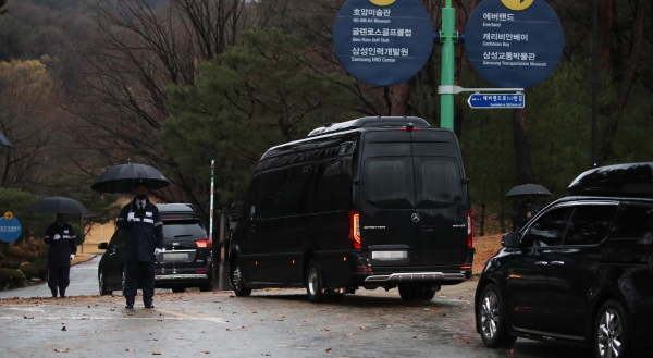 삼성그룹 창업주인 호암 이병철 선대 회장의 33주기 추도식이 열린 19일 오전 이재용 삼성전자 부회장 일행이 탑승한 차량 행렬이 경기도 용인시 호암미술관 인근 선영으로 들어서고 있다. (사진=연합뉴스)