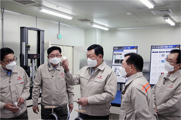 신동빈 롯데그룹 회장이 18일 울산 석유화학공업단지 내 롯데정밀화학 공장에서 제품을 살펴보고 있다. (사진=롯데지주) 