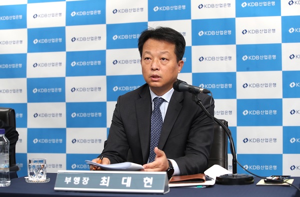 최대현 산업은행 기업금융부문 부행장이 19일 대한항공·아시아나항공 통합 관련 온라인브리핑에서 질의에 답하고 있다. (사진=산업은행)