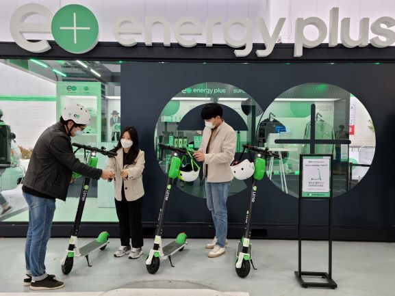 라임코리아 관계자가 행사를 방문한 시민들에게 전동킥보드 탑승 방법을 안내하고 있는 모습 (사진= 라임코리아)