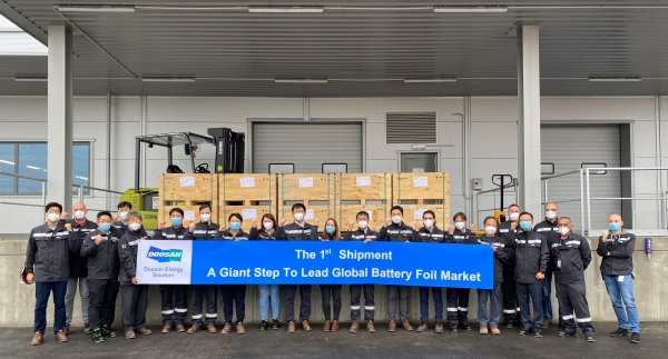 두산솔루스 헝가리 전지박공장의 임직원들이 초도양산품 출하를 기념해 사진촬영을 하고 있다. (사진=두산솔루스)