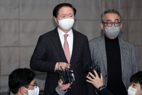 우기홍 대한항공 사장이 취재진 질문에 답하고 있다. (사진=연합뉴스)