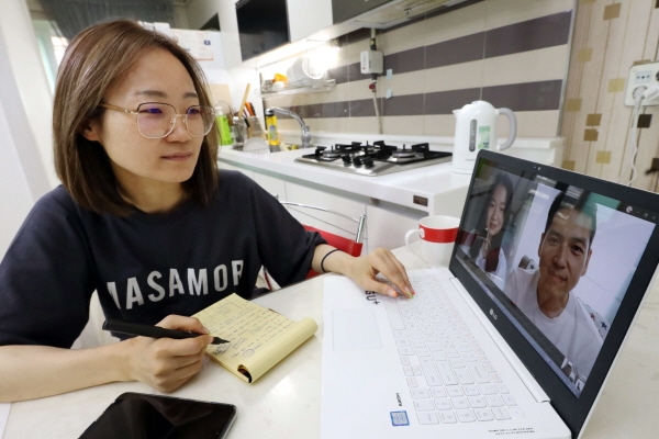 김정인 LG유플러스 빅데이터전략팀 책임이 재택근무 중 화상회의 솔루션을 이용해 팀원들과 회의를 하고 있는 모습. (사진=LG유플러스)