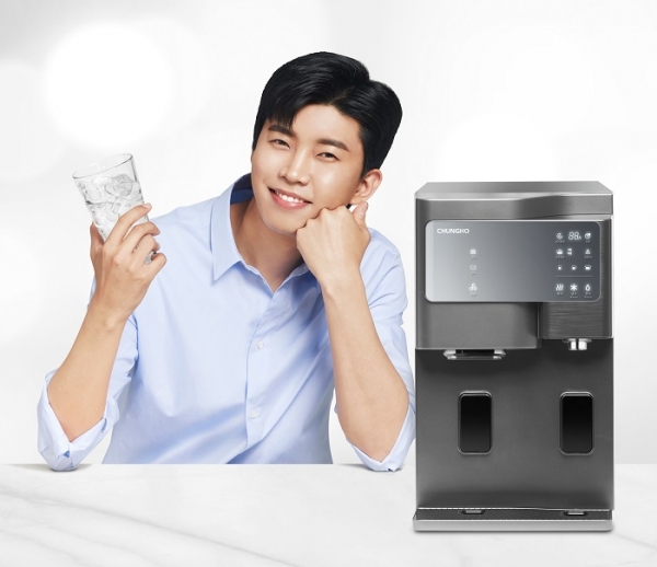 청호나이스 모델 임영웅과 살균얼음정수기 세니타 (사진=청호나이스)