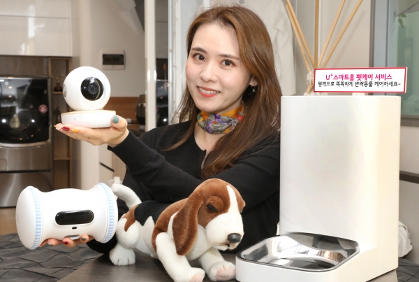 LG유플러스는 반려동물 전용 기기 구성품을 변경하고 가입 혜택을 강화한 'U+스마트홈 펫케어' 신규 서비스를 선보인다고 22일 밝혔다. (사진=LG유플러스)