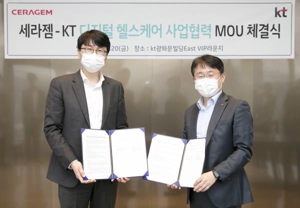 민혜병 KT 기업사업전략본부장 상무(오른쪽)와 세라젬 전략사업총괄 이경수 상무가 광화문 KT 이스트 사옥에서 '고객 맞춤형 디지털 헬스케어 서비스 개발을 위한 업무협약'을 체결하고, 기념 촬영을 진행하고 있다. (사진=KT)