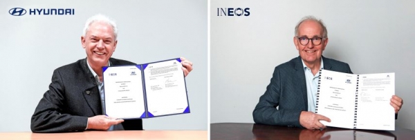 (왼쪽부터) 알버트 비어만 현대차 연구개발본부장(사장)과 피터 윌리엄스 이네오스 최고기술책임자(CTO)가 온라인으로 진행된 업무협약식에 참석해 협약을 체결한 모습(사진= 현대차)