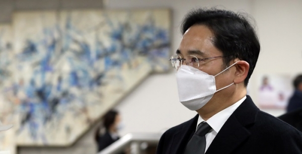 이재용 삼성전자 부회장이 23일 오후 서초구 서울고법에서 열린 '국정농단' 사건 파기환송심 재판에 출석하고 있다.  (사진=연합뉴스)