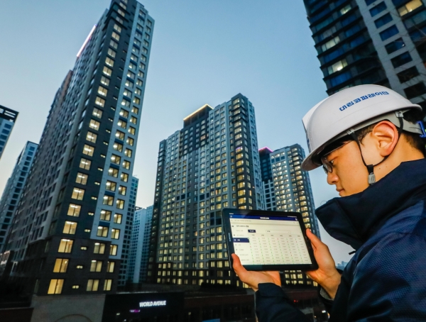 현장에서 직원이 태블릿에 설치된 스마트 시운전 솔루션을 통해 원격으로 세대 조명 시운전을 진행하고 있다. (사진= 대림산업)