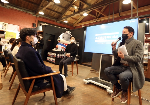 최태원 SK회장(오른쪽)이 24일 로컬라이즈 군산 청년 창업가들과 만나 대화하고 있다. (사진=SK그룹)