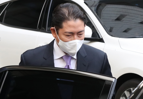 조 회장이 25일 공판에 출석한 뒤 법정을 나서 차에 타고 있다. (사진=연합뉴스)