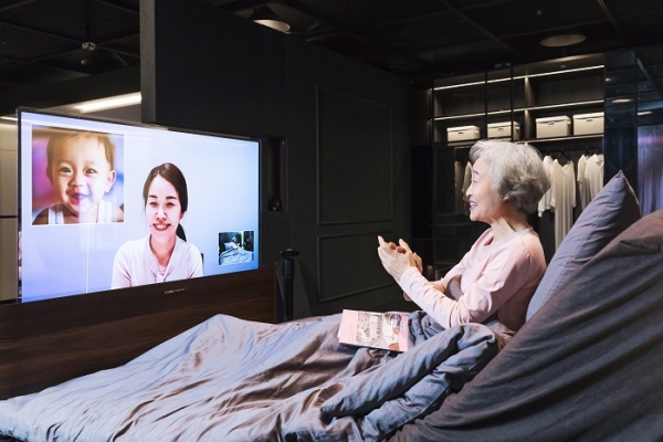 LG디스플레이가 스타트업과 손잡고 스마트 홈을 실현시켜 줄 OLED 기술 기반의 새로운 콘텐츠 개발에 적극 나선다. '2020 오픈 이노베이션 포럼 공모전'에서 선정된 스타트업이 개발한 시니어케어플렛폼을 마곡 LG사이언스파크에 마련된 쇼룸의 스마트베드에서 시연하고 있는 모습. (사진=LG디스플레이)